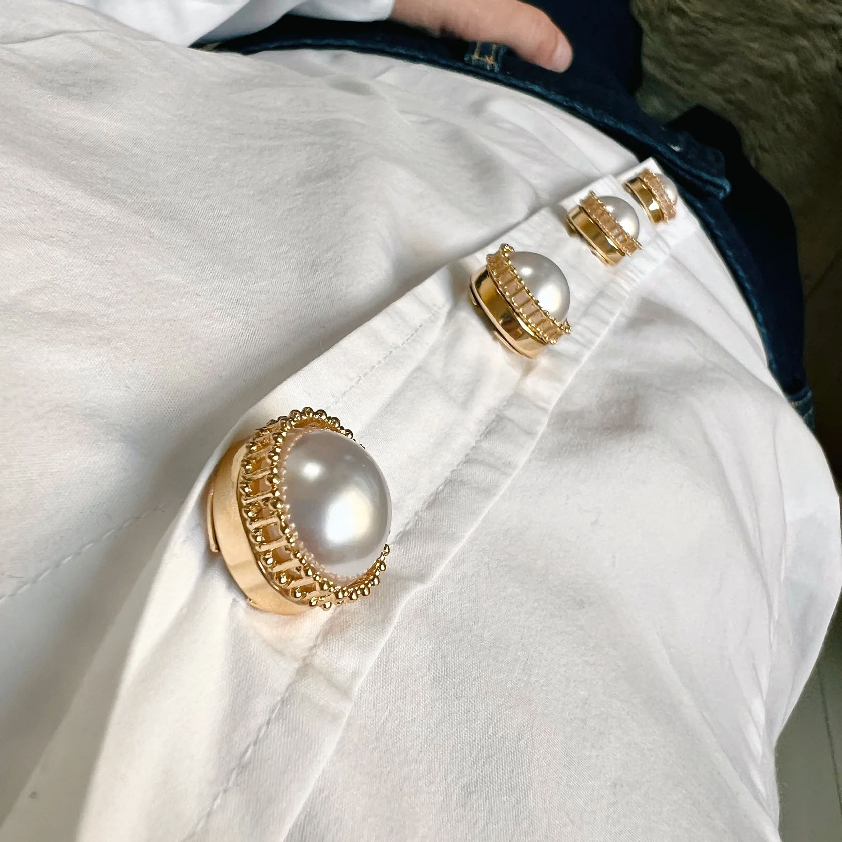 Linnea_PearlButtonCharmGold1